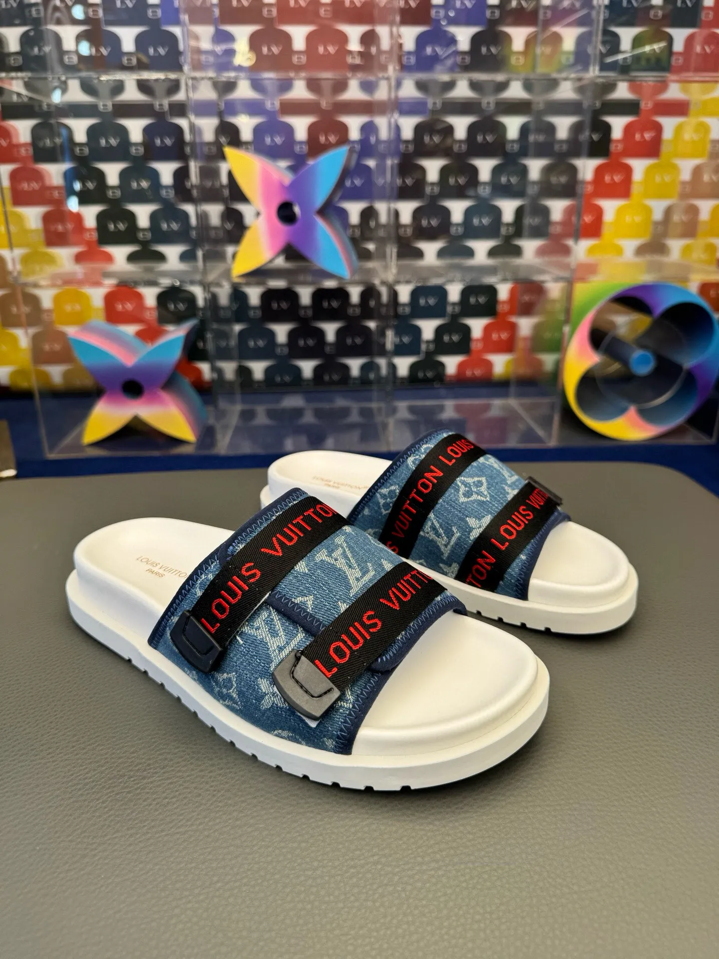 [L Home] P: 340💰Size: 38-45 Top purchasing lv men's summer slippers, classic presbyopia with soft real leather lining, unique color splicing effect, distinctive personality, fashionable and trendy essential style, light and comfortable. Lightweight and tough rubber insole, micro ridged foam outsole, super comfortable!